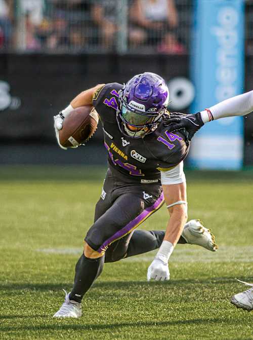 Le joueur des Vienna Vikings Yannick Mayr, ballon en main, évite Marciano Rodrigues des Paris Lights.