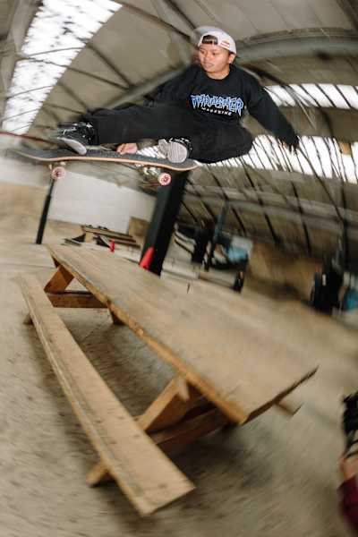 Margielyn Didal faz um "Sad grab" em uma mesa de piquenique em Glasgow