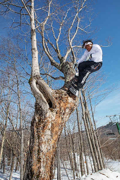 バーモント州ジェイ・ピークでライディングするゼブ・パウエル