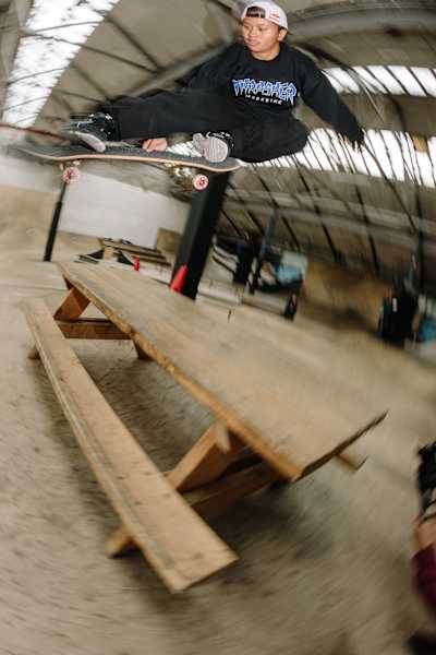 Margielyn Didal faz um "Sad grab" em uma mesa de piquenique em Glasgow