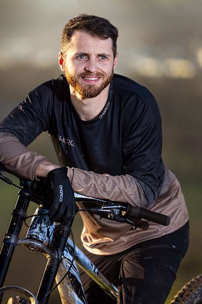 Retrato del rider Tom Isted.