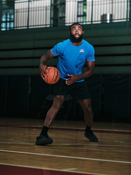 Jaylen Brown jugando al baloncesto