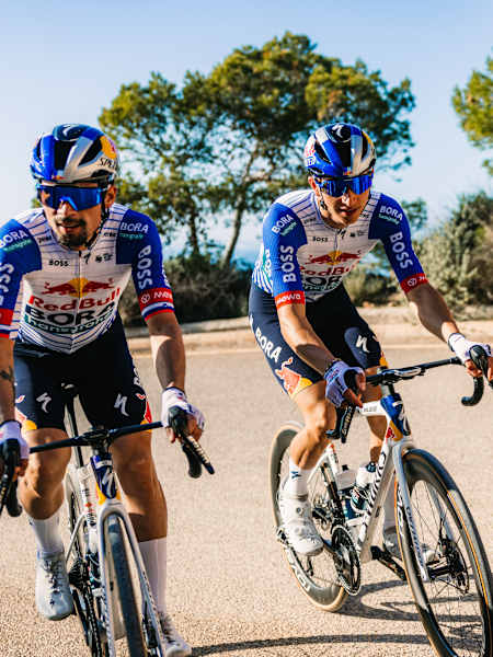 Les cyclistes sur route Primož Roglič, Florian Lipowitz et Remco Evenepoel à l’entraînement avec l’équipe Red Bull – BORA – hansgrohe.