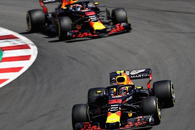 Max Verstappen en route vers le podium devant Daniel Ricciardo au Grand Prix de F1 d'Espagne 2018.