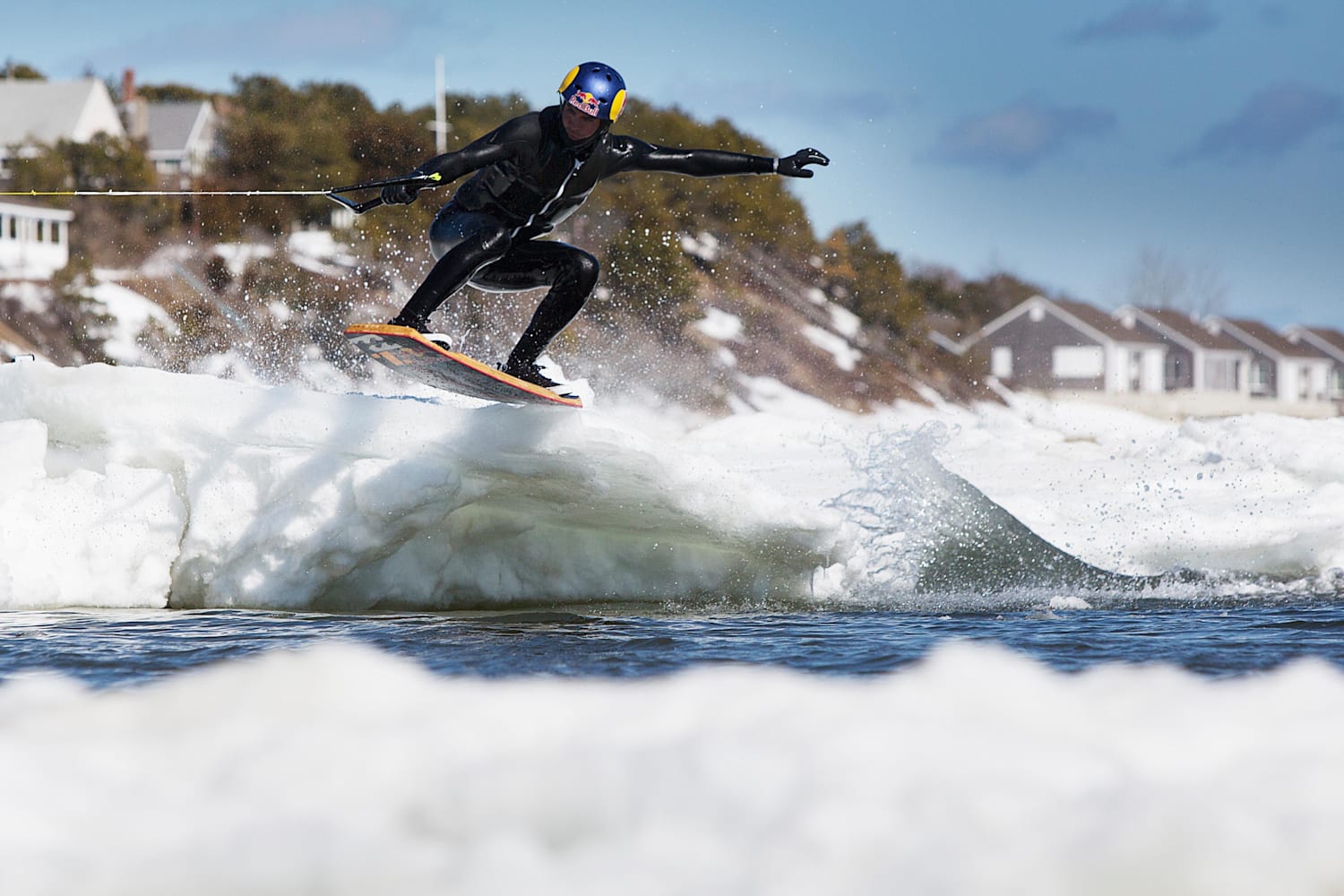Brian Grubb sesión de wakeskate en icebergs en Cape Cod