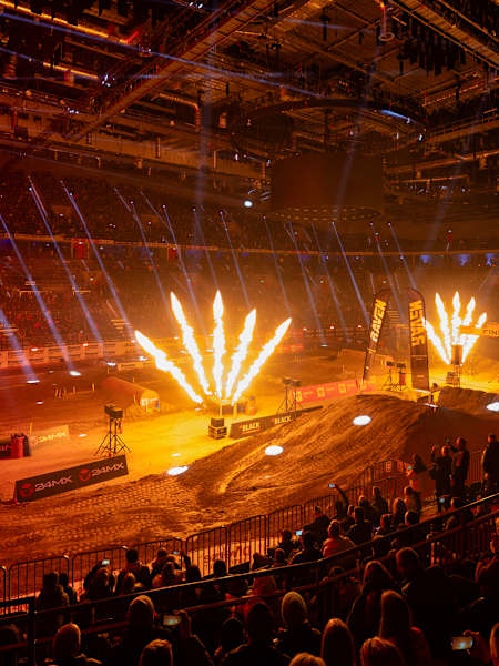 Ceremonia otwarcia na Grand Prix Polski SuperEnduro to zawsze gorące widowisko