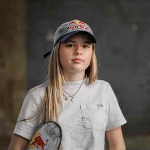 Liv Broder zeigt ihren Red Bull Style bei den Swiss Skateboard Open 2025 in Winterthur, Schweiz, und präsentiert das kultige Red Bull Branding während des Events
