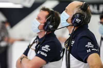 Les autrichiens Jody Egginton et Franz Tost de la Scuderia AlphaTauri lors de la première journée d'essais de Formule 1 au circuit international de Bahreïn le 12 mars 2021.