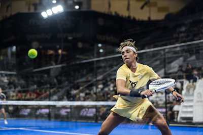 Beatriz González Fernández, de España, en acción en el OOREDOO QATAR MAJOR PREMIER PADEL en Doha, Qatar, el 18 de abril de 2025.