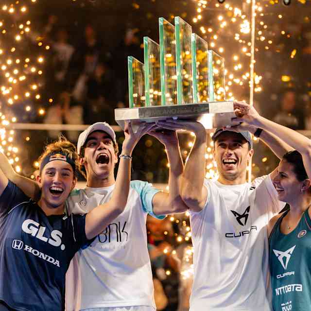 I vincitori festeggiano alle finali del Premier Padel 2023 a Parigi.
