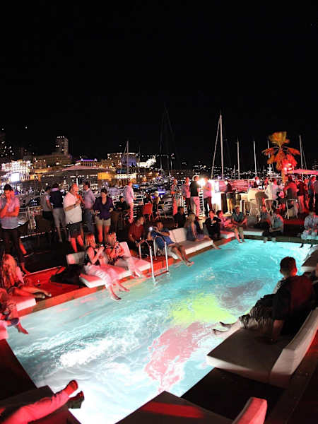 Les gens font la fête la nuit au Grand Prix de Formule 1 de Monaco à la Red Bull Energy Station.
