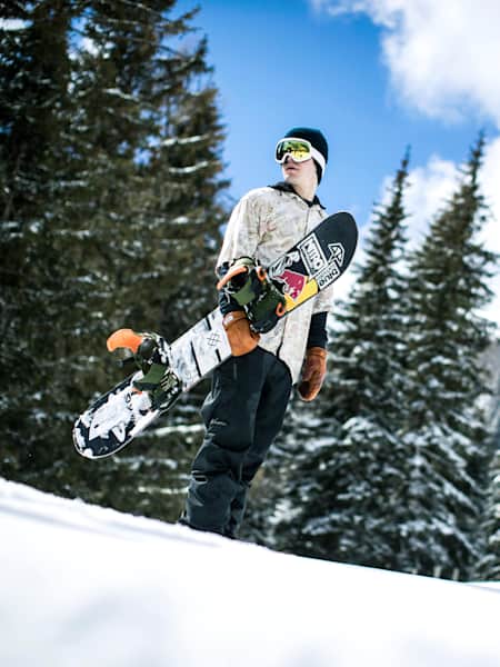 Le snowboardeur Marc Swoboda et sa planche de snowboard.