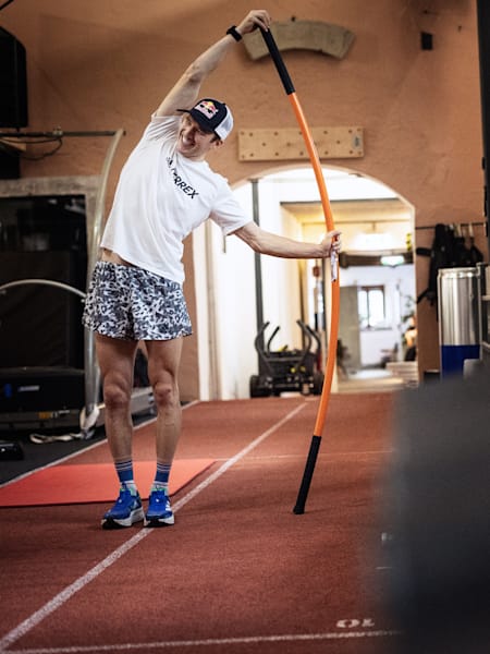 Тренировка бегуна Тома Эванса в Тальгау, Австрия, 8 ноября 2021 года. 