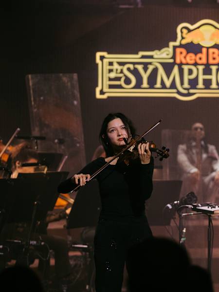 Benny Jamz delivers a spellbinding act at Red Bull Symphonic in Copenhagen, blending classical finesse with contemporary energy during this unforgettable 2025 event.