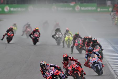 Jorge Martín mène le peloton lors d'un Grand Prix de MotoGP.
