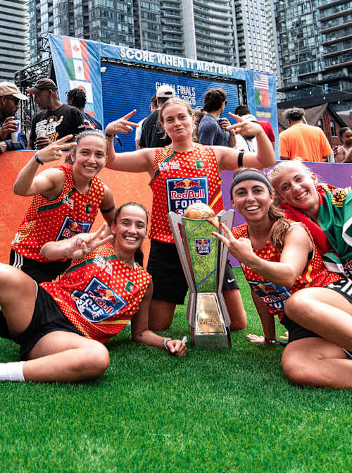 A equipa feminina de Portugal comemora a vitória na final global do Red Bull Four 2 Score 2026, no Canadá.