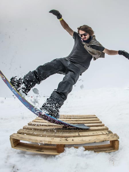 Découvrez notre guide et nos conseils pour bien choisir sa planche de snowboard.