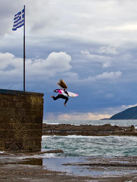 Caroline Marks salta al agua en Grecia.