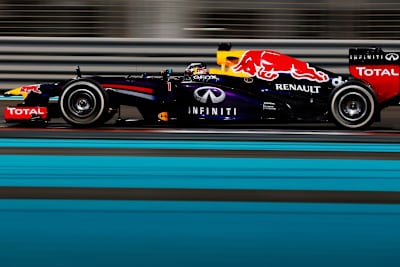 Der Deutsche Sebastian Vettel of Germany für Infiniti Red Bull Racing beim Trainiing für den Formel 1 Großen Preis von Abu Dhabi auf dem Yas Marina Circuit am 1