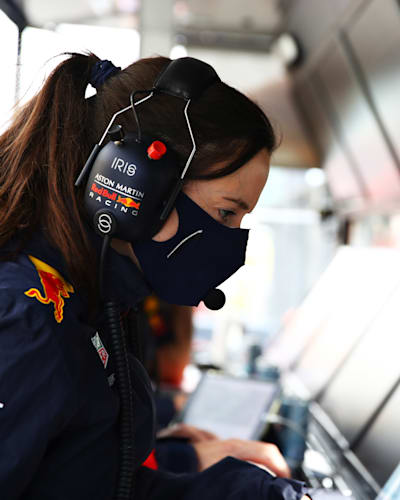 Hannah Schmitz, ingeniera sénior de estrategia de Red Bull Racing, observa desde el pit wall la práctica del Gran Premio de F1 de Bélgica en el circuito de Spa-Francorchamps el 28 de agosto de 2020