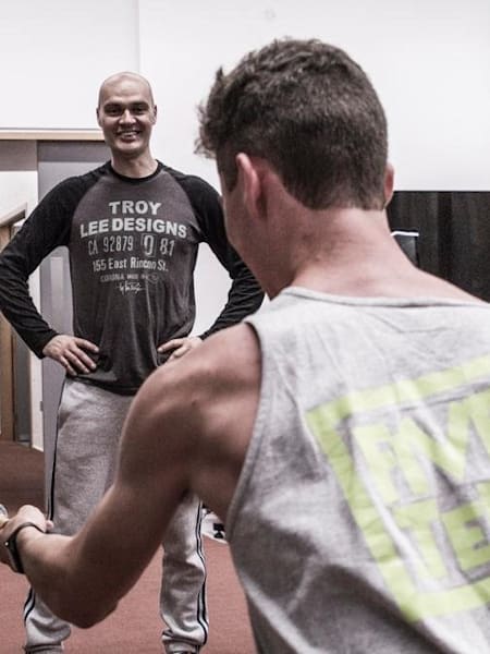 Les pilotes professionnels de VTT Alan Milway et Brendon Fairclough lors d'un entraînement.