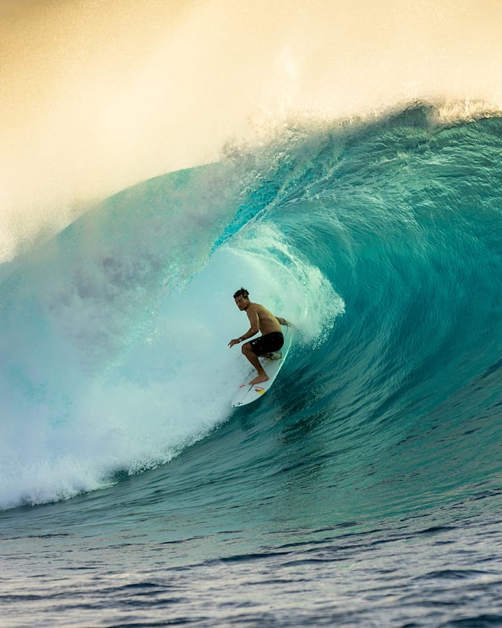 SURFING Wallpaper: Issue 9, 2015 - Surfer