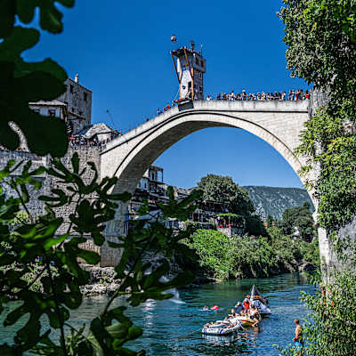 Carlos Gimeno plonge depuis le pont Stari Most à Mostar, en Bosnie-Herzégovine, lors d’une étape des Red Bull Cliff Diving World Series 2023.  
