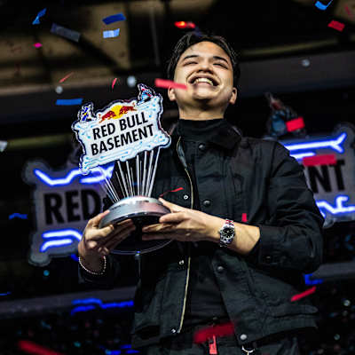 Soi Gamayon, 5 Aralık 2024'te Japonya'nın Tokyo kentinde düzenlenen Red Bull Basement Dünya Finali'nde AGRICONNECT ile zaferini kutluyor.