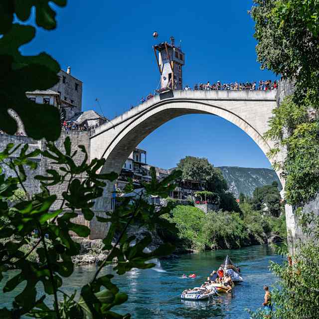En 2023, Carlos Gimeno desde el puente de Stari Most en Mostar durante el evento de las Red Bull Cliff Diving World Series