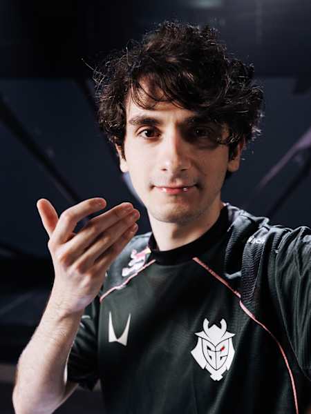 El jugador griego de League of Legends Labrov posa para un retrato.