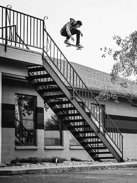 Jaws pose un Ollie en skateboard. Voici tout ce qu'il faut savoir sur la figure du Ollie en skate.