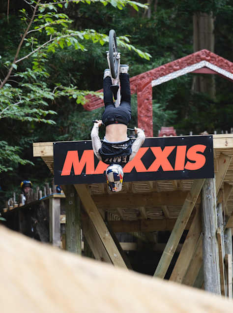 Emil Johansson beim Slopestyle bei Crankworx in Rotorua, Neuseeland am 26. März 2023