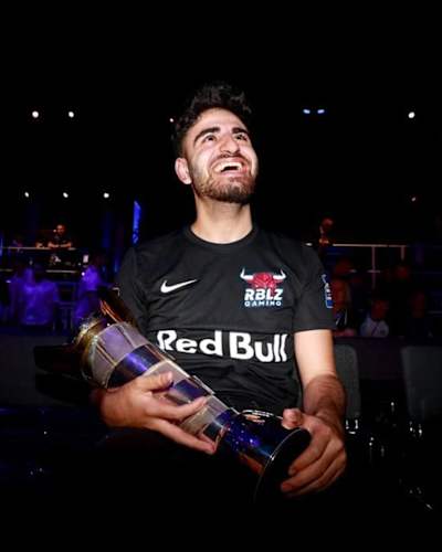 FIFA-Weltmeister RBLZ Umut mit der WM-Trophäe