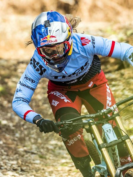 Rachel Atherton vol gas downhill.