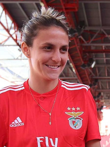 Darlene com a camisa do Benfica