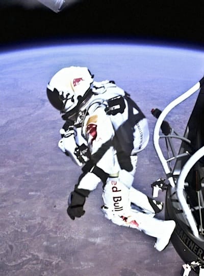 Un'immagine di Felix Baumgartner mentre si lancia dalla sua capsula durante Red Bull Stratos