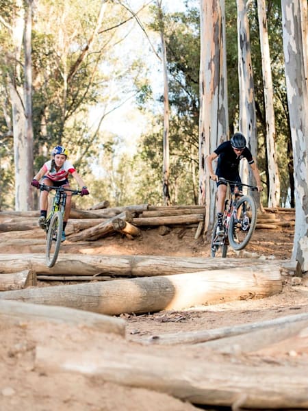La corredora de corss-country Bianca Haw combate contra lo que se pone por delante durante el reconocimiento de la pista XCO de la Copa del Mundo de Coetzenberg en Stellenbosch, Sudáfrica.