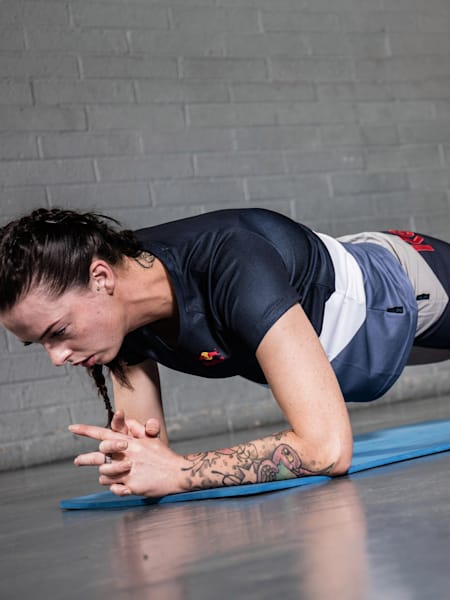 Ashling Thompson beim Planking.