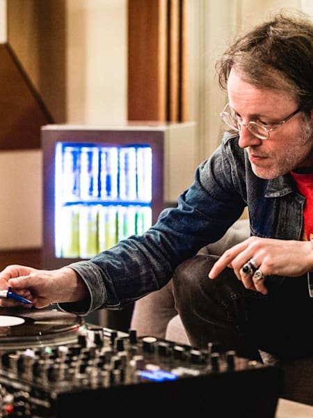 Chab, l'ingénieur du son le plus prisé de Paris a travaillé sur Random Access Memory de Daft Punk.