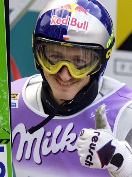 Adam Małysz uśmiecha się na Turnieju Czterech Skoczni w 2001 roku