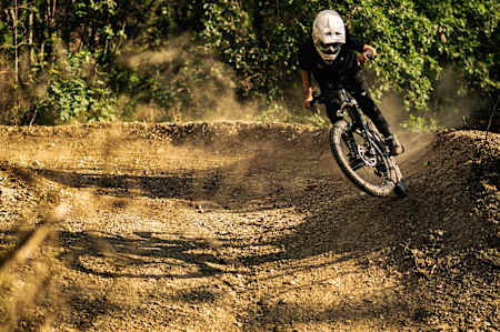 Si vous roulez en VTT en station et que vous y êtes en famille, l’envie de descendre les pistes avec votre enfant vous viendra probablement à l’esprit.