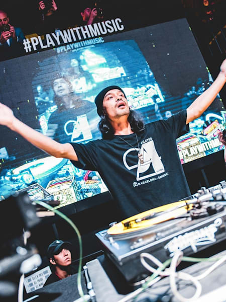 และแน่นอนแชมป์ Red Bull 3Style Thailand คนล่าสุด DJ Whatdatfrog