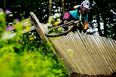 Darcy Turenne en VTT dans l'un des meilleurs bike parks du monde dans la station d'Åre en Suède.