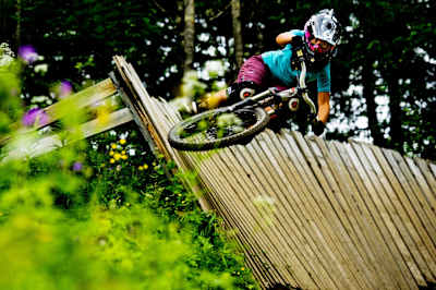 Darcy Turenne en VTT dans l'un des meilleurs bike parks du monde dans la station d'Åre en Suède.