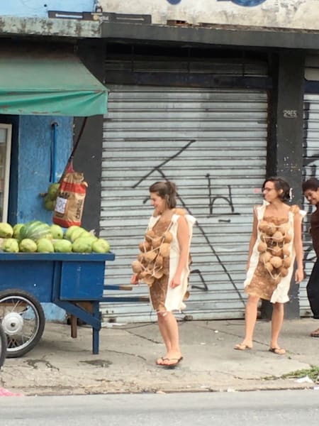 Membros do CHRUA vestem o Niã, habitação corporal criada pelo coletivo