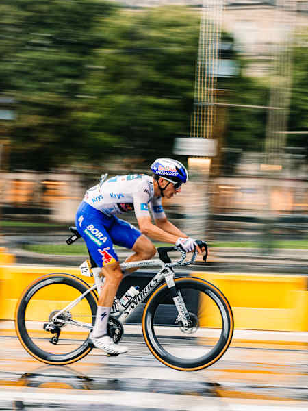 Florian Lipowitz on the Champs Élysées
