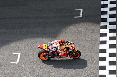 Le pilote Repsol Honda Marc Márquez roule en moto sur la ligne de départ d'un Grand Prix de MotoGP du championnat du monde.