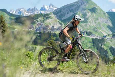 En VTT sur la crête de Zore, Avoriaz en arrière-plan.