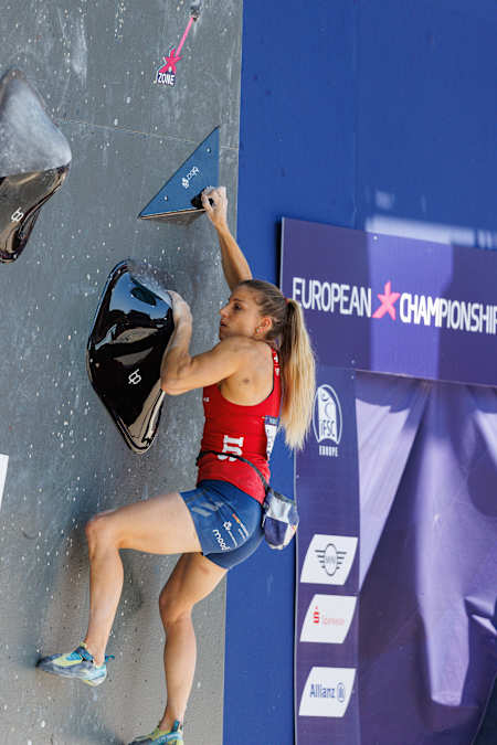Petra Klingler tritt bei den Europameisterschaften am 14. August 2022 in München, Deutschland, im Halbfinale des Boulderwettbewerbs im Sportklettern an.