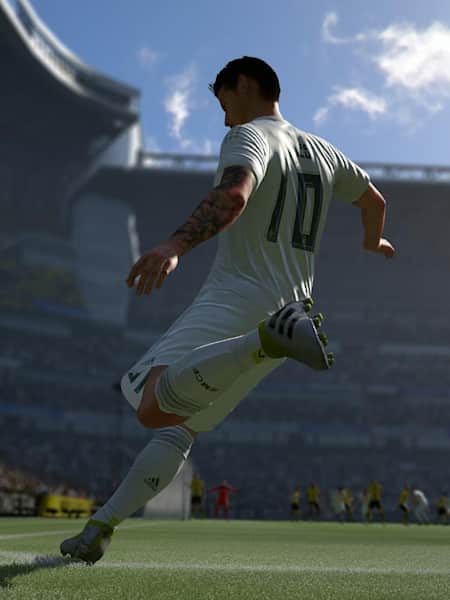 James Rodríguez, do Real Madrid cobrando escanteio